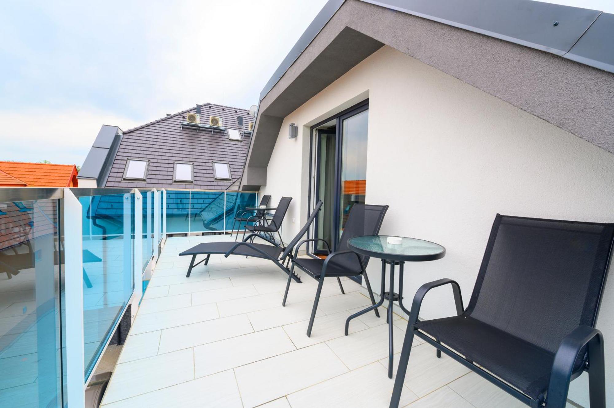 Berill Suites Sarvar Ngoại thất bức ảnh