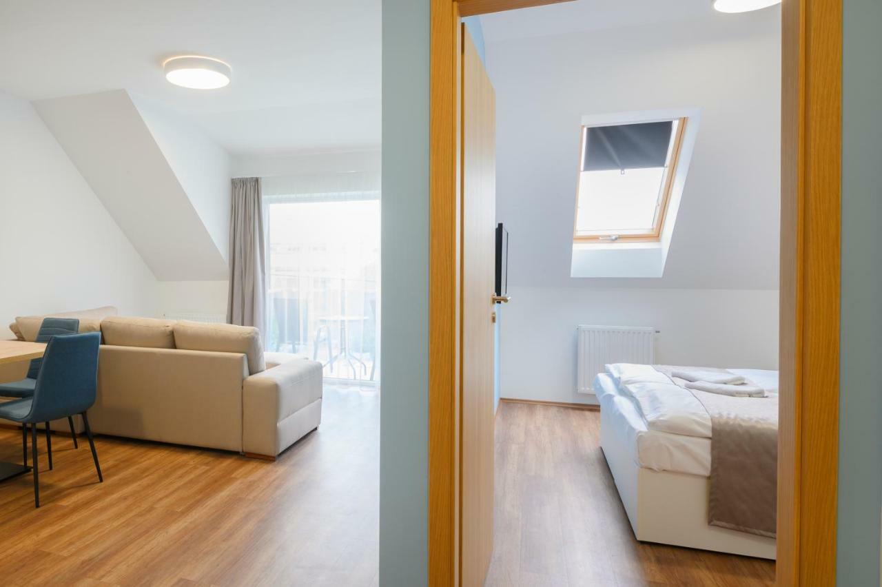 Berill Suites Sarvar Ngoại thất bức ảnh