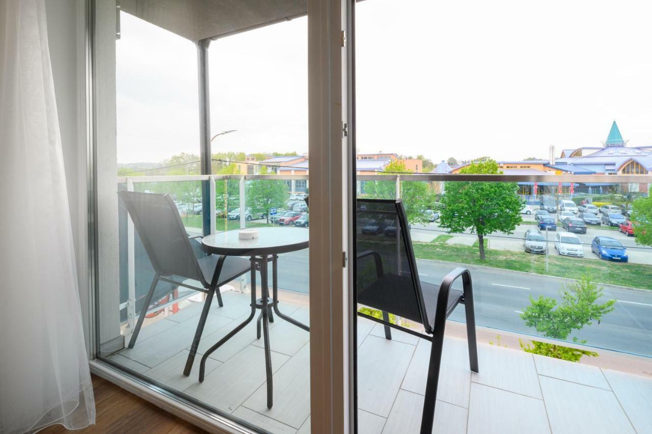 Berill Suites Sarvar Ngoại thất bức ảnh