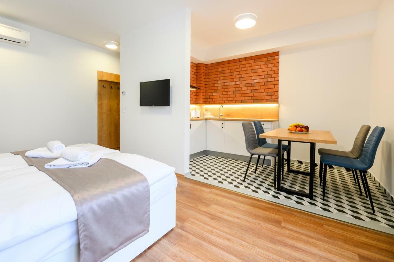 Berill Suites Sarvar Ngoại thất bức ảnh