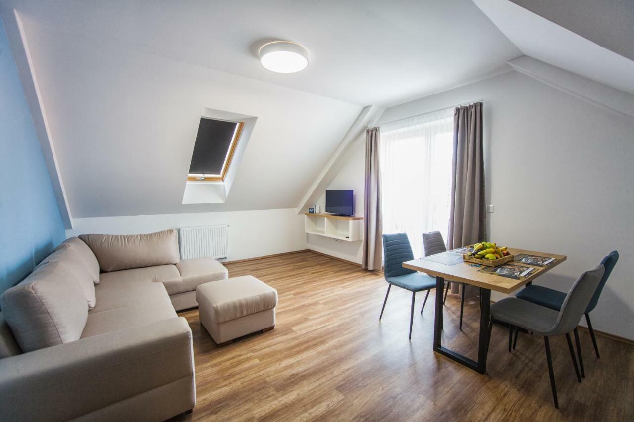 Berill Suites Sarvar Ngoại thất bức ảnh
