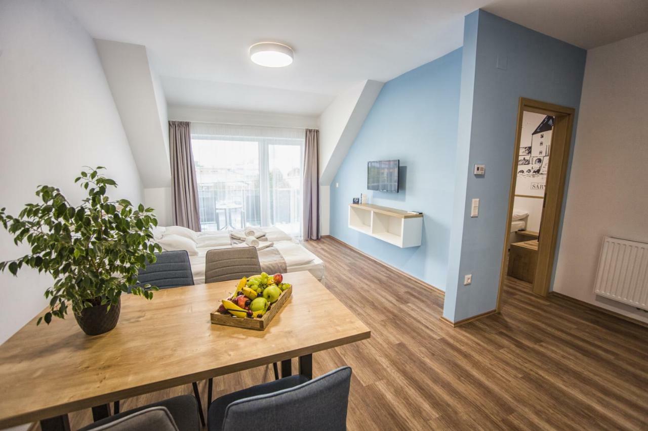 Berill Suites Sarvar Ngoại thất bức ảnh